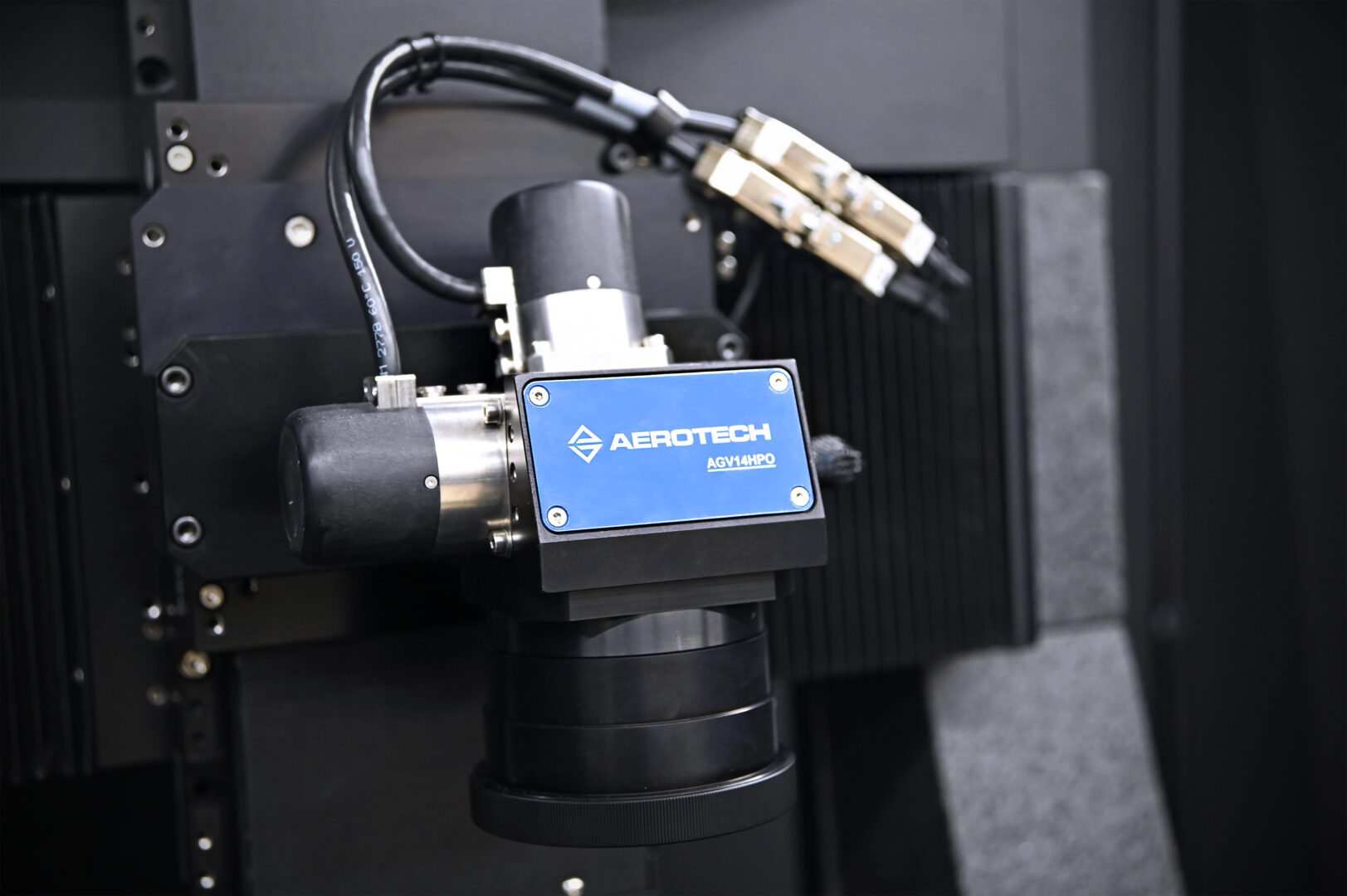 Aerotech AGV-HPO 高精度雷射掃描振鏡實體安裝圖，圖中可見其搭載了選配的閉路水冷系統管線，用以在高功率運作下維持熱穩定性，此掃描振鏡整合於大型雷射加工系統中，透過其雙數位編碼器回授，可為微加工、玻璃切割等應用提供極致的路徑追蹤精度。