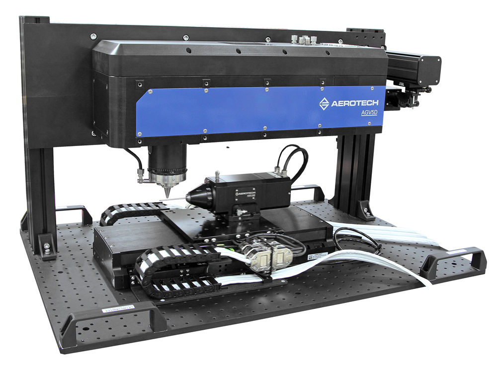 此圖展示一套完整的雷射微加工系統；核心的 AGV5D 五軸進動掃描器安裝於高剛性龍門結構上，並與下方的 XY 精密定位平台整合。此配置結合了掃描器的高速光束操控與平台的精準工件移動能力，為高階微加工應用提供一站式的解決方案。
